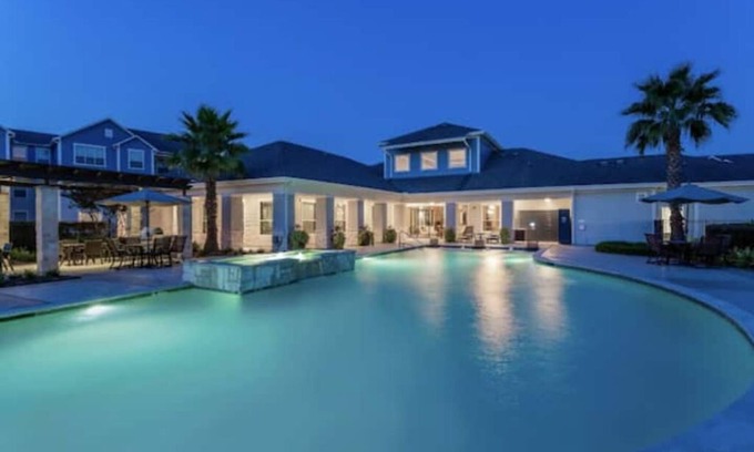 Humble Apartment | Cozy Boho Suite Near IAH with Pool & Breakfast Included