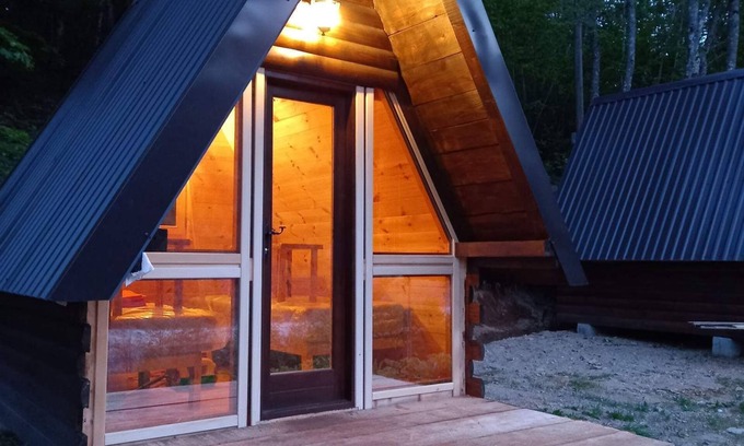 Kolasin Municipality House | Cozy Bungalow Overlooking Tara River with Pool Access