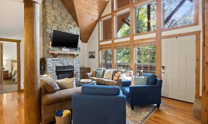 Branson West Cabin | Inviting Cabin with 4 Suites: Near Lake, Golf & Pools