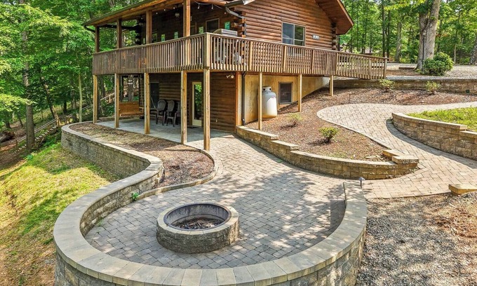 Gladehill Cabin | Scenic Retreat at Pine Haven with Lake Views and Breakfast