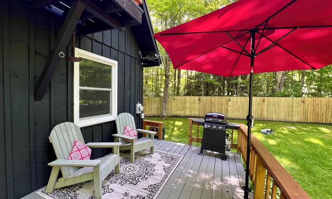 Wilmington Ski Chalet | Cozy Chalet Steps from Lake, Town, Skiing & Hiking