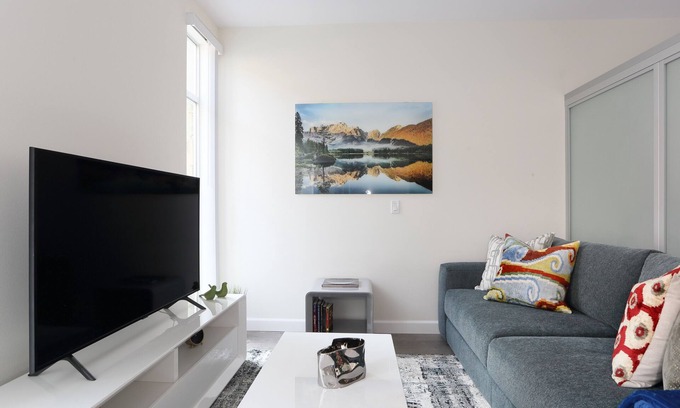 Pasadena Apartment | Modern Pasadena Apartment with Pet-Friendly Amenities