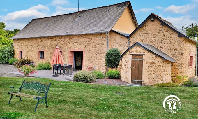 Cosse-le-Vivien Cottage | Inviting Gite Cossé-le-Vivien with Spa and Family Amenities