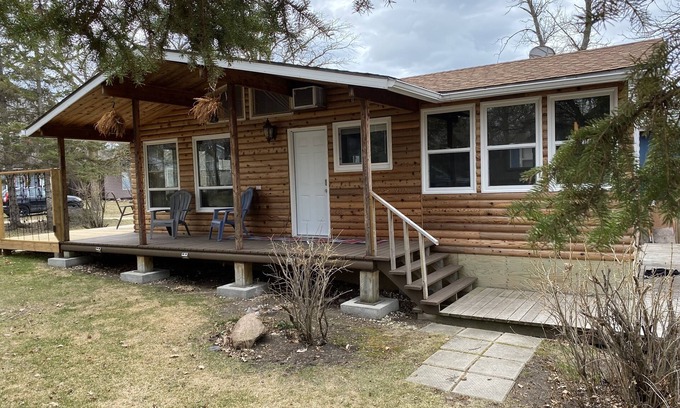 Grand Beach Cabin | Inviting Cedar All-Season Cabin with Ocean View & Breakfast