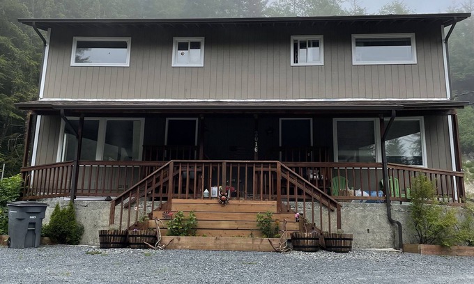 Sitka House | Ideal Family Duplex with Kitchen & Breakfast Included