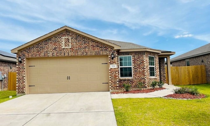 Katy House | Family-Friendly 2-Bedroom Retreat with Kitchen Amenities