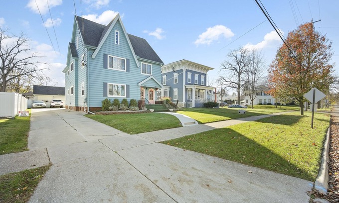 Jackson House | Comfy Flat with Old World Charm in the city