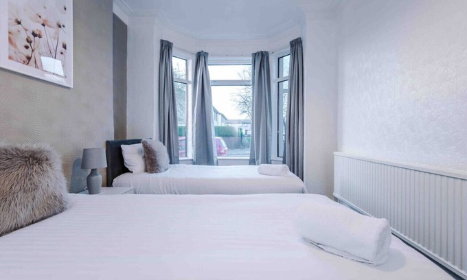 Salford House | Inviting Four Bedroom House with Breakfast & Parking