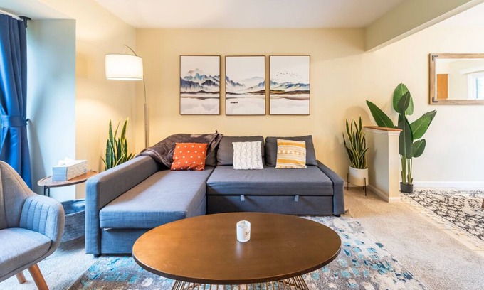 Dicken House | Bright and Cozy Home Near Big House - Guest Rated 9.6