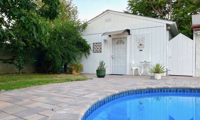 Winnetka Apartment | Inviting Poolside Casita with Spa and Lush Fruit Trees