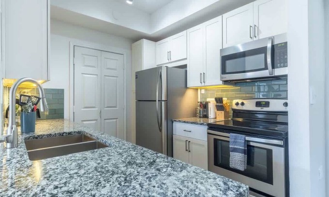 Irving Apartment | Comfy King 1BR | Pool, Gym & Free Parking 05