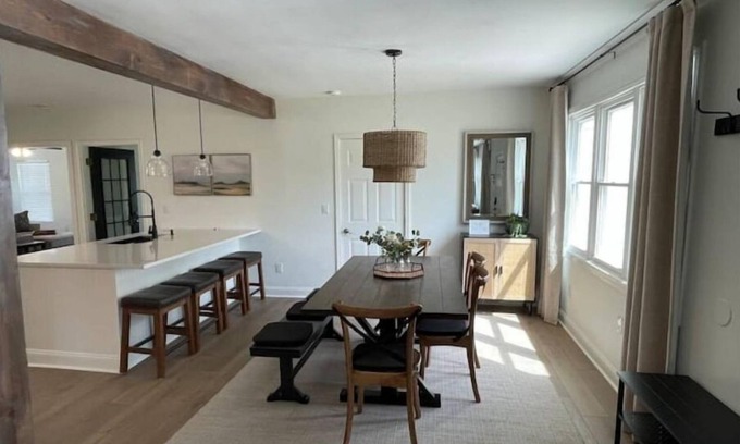 Independence House | Cozy King Beds and Fast Wi-Fi Near KC Stadiums