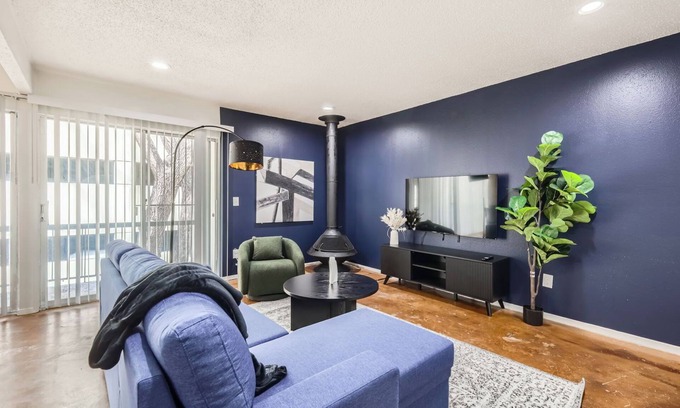 Bouldin Apartment | Comfy King Suite Getaway | Sleeps 4 | Pool, Prkg
