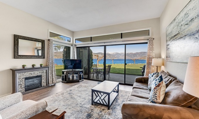 Chelan Condo | Inviting Lakefront Condo with Pool, Hot Tub & Scenic Views