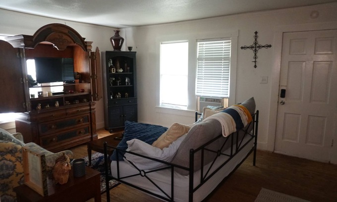Abilene House | Cozy Retreat with Kitchen & Pet-Friendly Amenities
