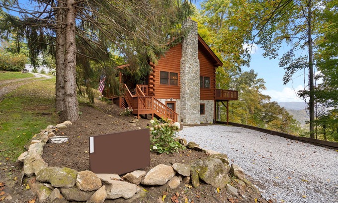 Waynesville Cabin | Cozy Lodge with Breathtaking Mountain Vistas & Spa Amenities