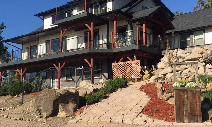 Terrebonne Apartment | Comfy n Cozy Hideaway that is great for Smith Rock enthusiast just 5 miles away!