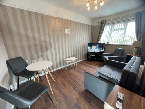 Darlaston Apartment | Cozy One Bedroom Apartment - Guest Rated 9/10 & Child Friendly