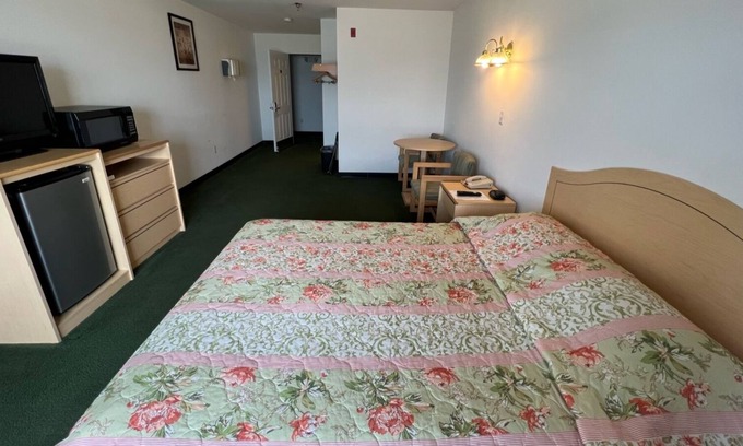 Renault Bed & Breakfast | Cozy Queen Suite with Kitchen in Vibrant Red Bud