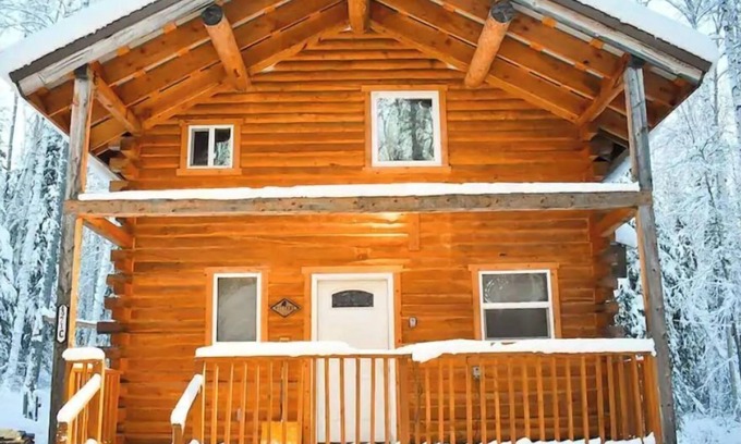 Ester Cabin | Private Alaskan Log Cabin with Kitchen & Child-Friendly Amenities