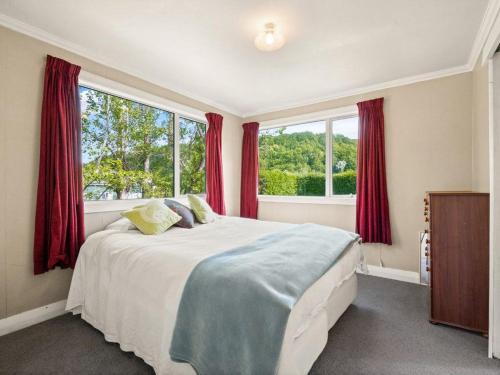 Lawrence House | Comfy Retreat with Views