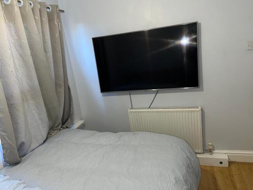 Doncaster House | Comfy Room with Dedicated Bathroom 2