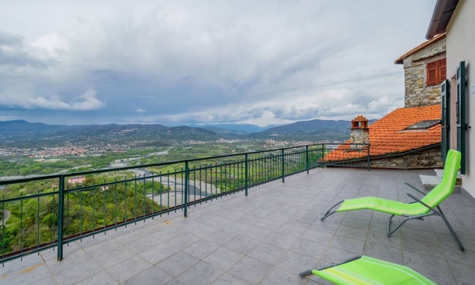Vezzano Ligure Apartment | Cozy Apartment with Scenic Views of the Ligurian Hills