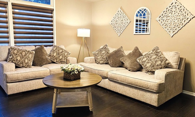 East Lake Hills House | Cozy Lake Hills House: Pet-Friendly Retreat with Spa & Hot Tub