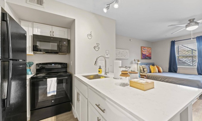 Allandale Apartment | Cozy Studio Near Downtown with Breakfast Included