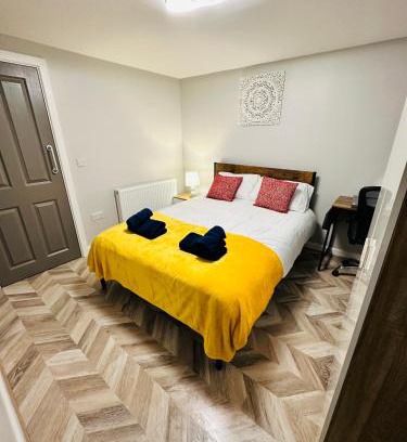 Ashton-under-Lyne Apartment | Cozy Studio with Workspace near Ashton-U-Lyne Station