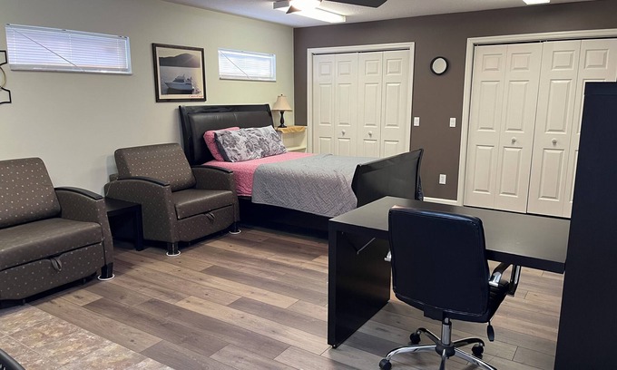 Brandon Apartment | Cozy Studio in Brandon - Rated 9.6/10 with Breakfast Included