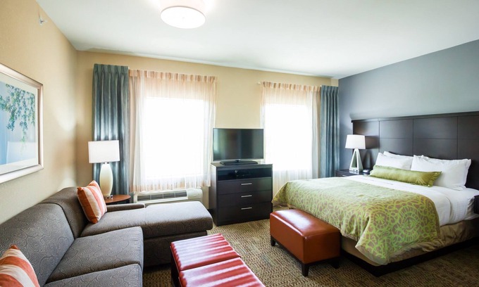 Plano Apartment | Cozy Studio in Plano | Enjoy Free Breakfast & Outdoor Pool