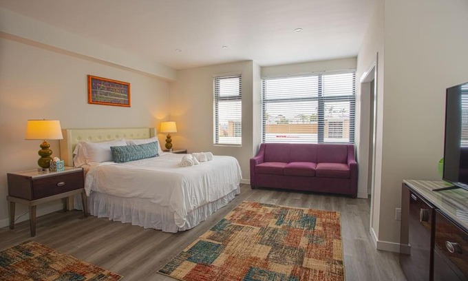 Bankers Hill Apartment | Cozy Studio with Cali King Mattress & Pet-Friendly Perks