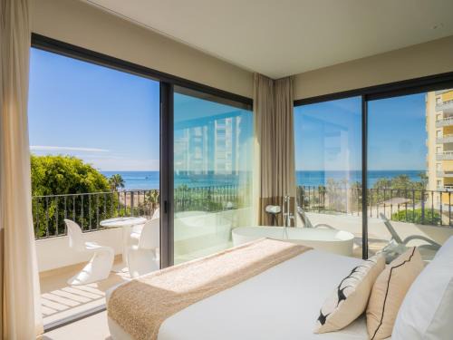 Benalmadena Costa Hotel | Inviting Oceanfront Studios with Pool and Restaurant