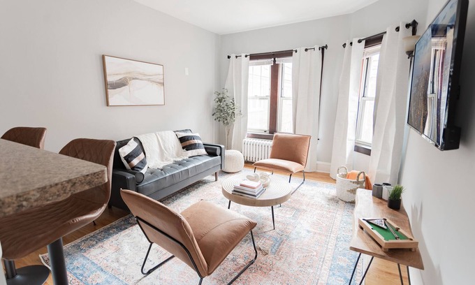 Chicago Apartment | Stylish 1Bd Retreat with Kitchen in Portage Park