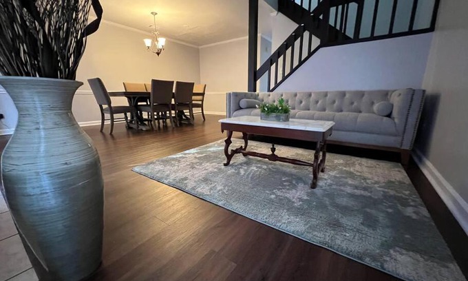 Clarkston House | Cozy Town House in Clarkstonstone Mountain for Families