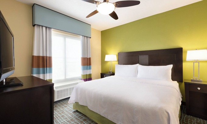 Biggar Hotel | Convenient Unit for Business Travel with Kitchen & Shuttle