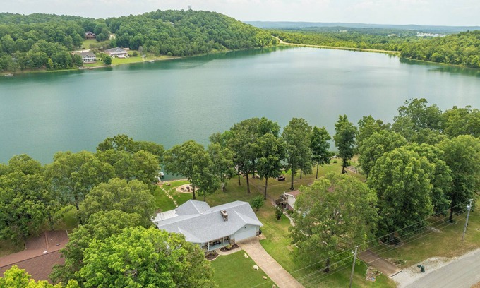 Horseshoe Bend House | Inviting Diamond Lakefront Home with Spa and Child-Friendly Amenities