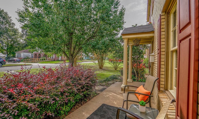 Marshall House | Inviting Whole House Steps from Downtown and Caddo Lake