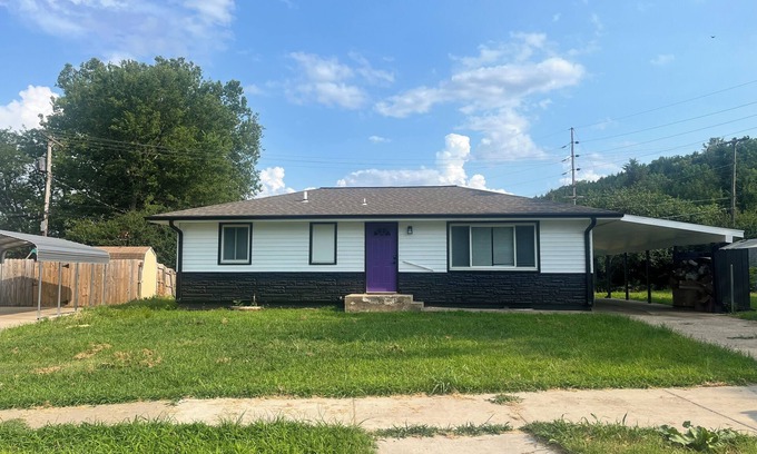 Manhattan House | COMING SOON! 3 Bed/2 Bath house w/bonus adult bunk beds! Close to KSU stadium!