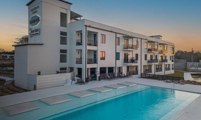 Gulfport Condo | Idyllic Commander's Coastal Retreat with Private Balcony
