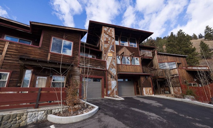 East Missoula Condo | Elevator Access with Scenic Views Near Downtown Attractions