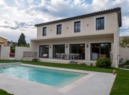 Chateauneuf-de-Gadagne Villa | Feel at Home: 4-Star Oceanfront Retreat for Families