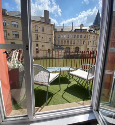 Les Iles Apartment | Enchanting Waterfront Retreat with Pool and Parking