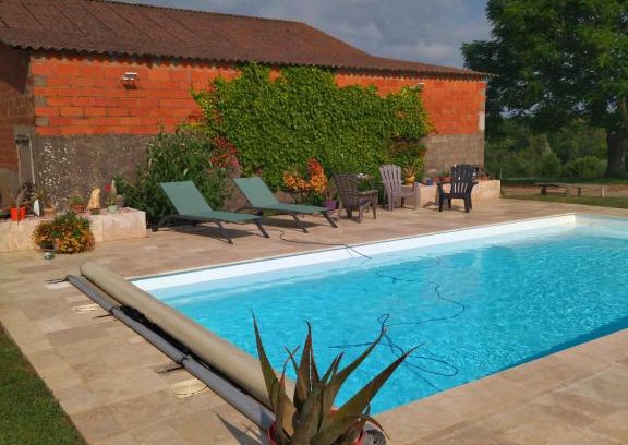 L'Honor-de-Cos Bed & Breakfast | Experience Comme chez vous: Poolside Retreat for 4 Guests