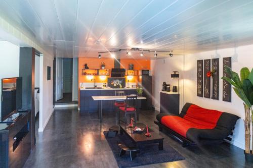 Vernaison Apartment | Relax in a Cozy T2 with Garden, Pool & Ocean Views