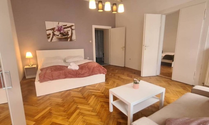 Landstrasse Apartment | Spacious 3BR Apartment Perfect for Families and Friends