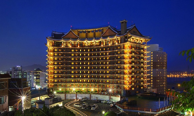 Jung-gu Hotel | Comfortable Commodore Hotel Busan with Pool & Spa Access