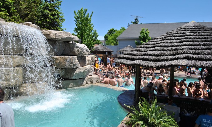 Put-in-Bay Hotel | Discover Comfort at Commodore Resort with Pool & Restaurant