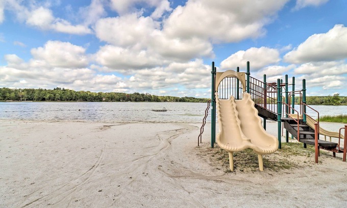 Pocono Summit Cottage | Scenic Pocono Summit Retreat with Deck & Lake Access